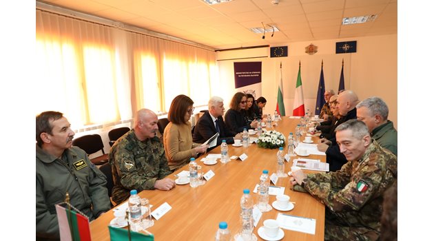 Работна среща на Димитър Стоянов и Гуидо Крозето Снимка: Министерството на отбраната на Република България