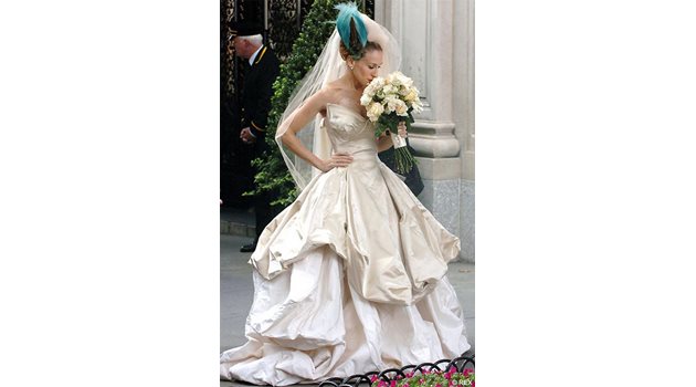 Сара Джесика Паркър като Кари Брадшоу във филма “Сексът и градът”. Героинята й е облечена в сватбена рокля от Уестууд.