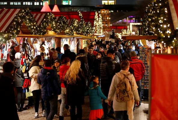 Коледният базар на Александерплатц в Берлин привлича много посетители  СНИМКИ : Ройтерс