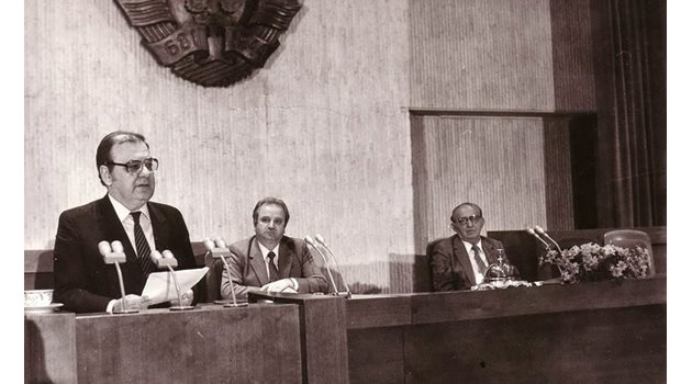 Прочутият кадър от пленума на 10 ноември 1989 г., когато Тодор Живков изглежда шокиран.