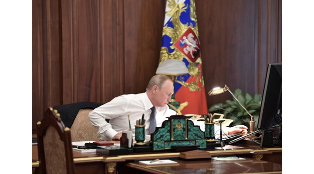 Историята на шпионина, снимал бюрото на Путин