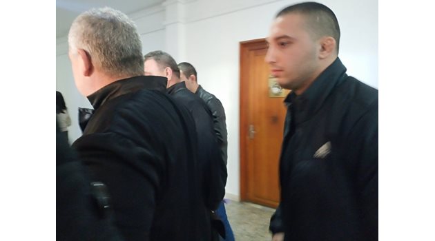 Подсъдимият Мариян Ганев /вдясно/ изпусна нервите си в съда и удари с лакът репортерка, отразяваща съдебния процес. Снимка:Елена Фотева
