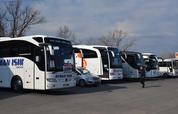 Пътуванията за и от Турция съвсем замряха заради COVID. Автобусите, обслужващи линиите между Кърджали и различни турски градове, са оставени на депо на автогарата в родопския град.
