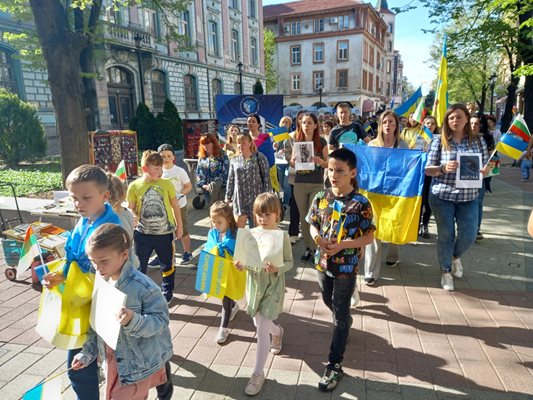 Участниците в протеста призоваха за спиране на войната в Украйна.
СНИМКИ: Авторът.