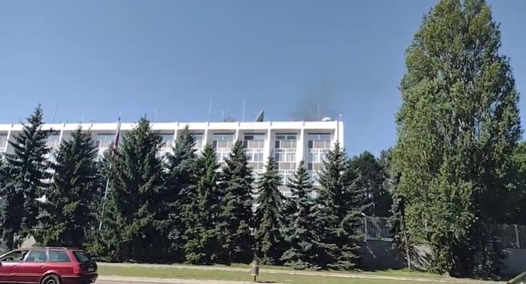 Черен дим се издига над сградата на Руското посолство в София. Кадър: "Евроком"