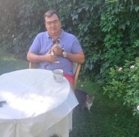 Бившият кмет на Пловдив Славчо Атанасов спаси изхвърлено малко коте (снимки)