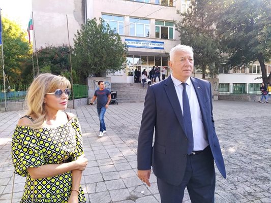 Кметът Здравко Димитров днес гласува със съпругата си Меглена. Снимка: Авторът