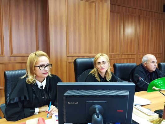 Съдиите Силвия Цанкова (в средата), Екатерина Роглекова и Иван Минчев оставиха Йордан Петков в ареста.