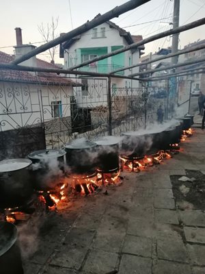 В 12 казана се приготвя курбанът.