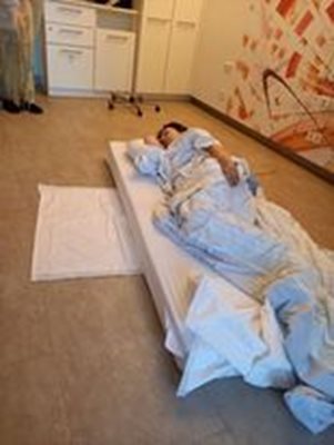 61-годишната жена с дни беше оставена да бере душа на пода в болницата