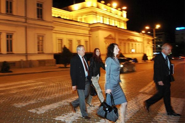 Депутати си тръгват от работа по тъмно след приемането на поредна порция от закона за конфискацията, който бе гласуван три дни и три нощи.