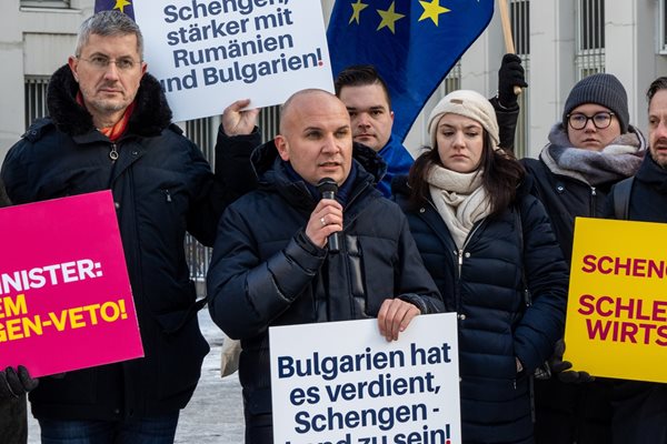 Евродепутатите протестират във Виена. СНИМКА: ЕКИП НА ИЛХАН КЮЧЮК