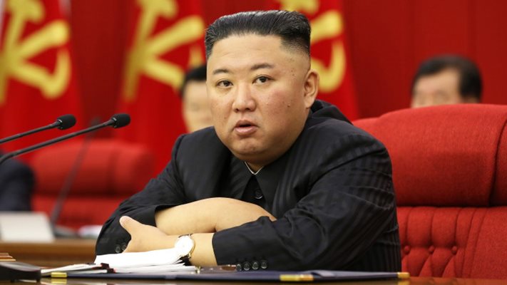 Ким Чен Ун наблюдава изпитания на ракетни установки, способни да поразят Сеул