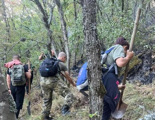 Продължават действията на военнослужещите от Сухопътните войски за овладяване на пожара в планината Славянка Снимка: Пресцентър на министерството на отбраната