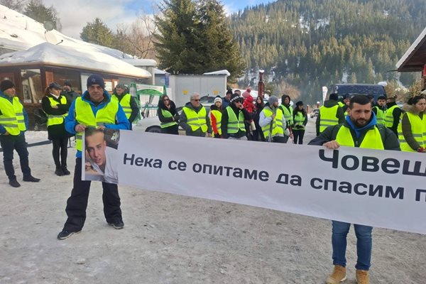 Близките и приятелите на загиналия 21-годишен скиор Марио Симеонов настояват мястото, където се е ударил в дърво да бъде обезопасено.
Снимки: Валентин Хаджиев