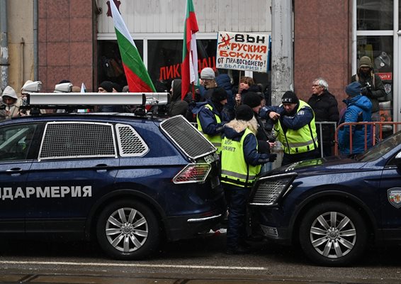 Двайсетина души протестираха пред ВСС. Снимка: Георги Палейков