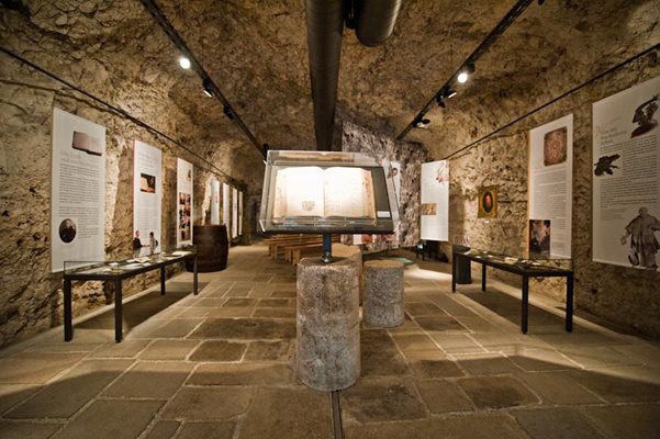 Посетителският център в подземието на манастира разказва за неговата история.