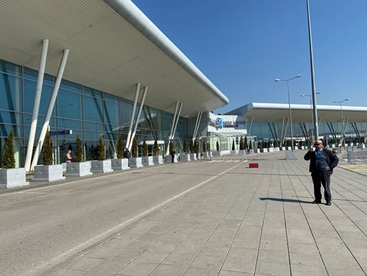 Нито хора, нито коли има пред летището в София