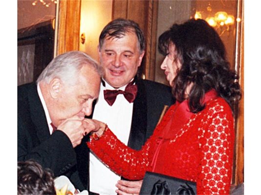 Бившият главен прокурор Татарчев, който искаше да го вкара в затвора, целува ръка на съпругата му Валя.