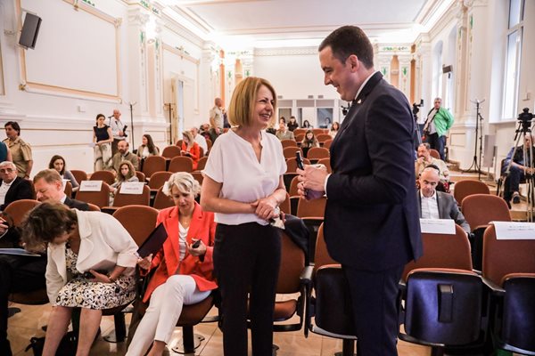 Кметът на София Йорданка Фандъкова разговаря с кмета на Подгорица Иван Вукович.
СНИМКА: АДЕЛИНА АНГЕЛОВА