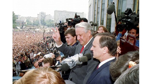 Генадий Бурбулис обявява, че Борис Елцин е първият президент на Руската федерация.