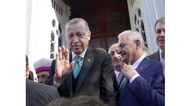 Реджеп Ердоган иска да бъде преизбран на президентските избори през юни и политиката спрямо мигрантите е водеща тема в кампанията.
СНИМКА: ПИЕР ПЕТРОВ