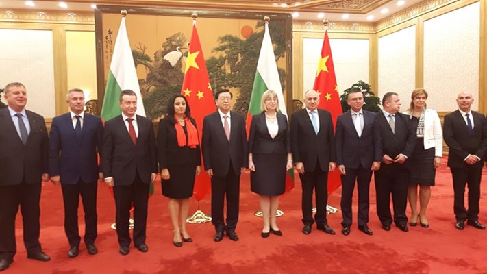 В края на юни парламентарната шефка Цецка Цачева и депутатите от водената от нея официална делегация в Китай се срещнаха с председателя на Постоянния комитет на Общокитайското събрание на народните представители Джан Дъцзян.