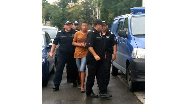 Полицаи водят Иван Иванов в съда.