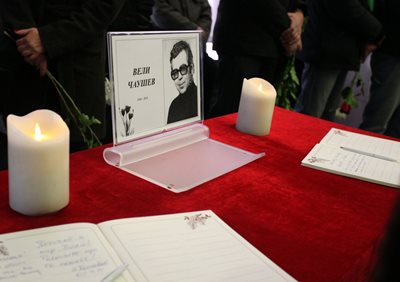 В 13, 30 часа във вторник в ритуалната зала на Централните софийски гробища актьорът Вели Рашидов бе изпратен в последния му път. СНИМКА: Румяна Тонева