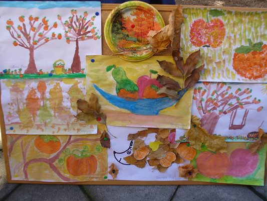 Децата от Хрищени обичат да рисуват есенното изобилие от градината и най-вече райските ябълки, които са символ на селото им.
Снимка: Ваньо Стоилов