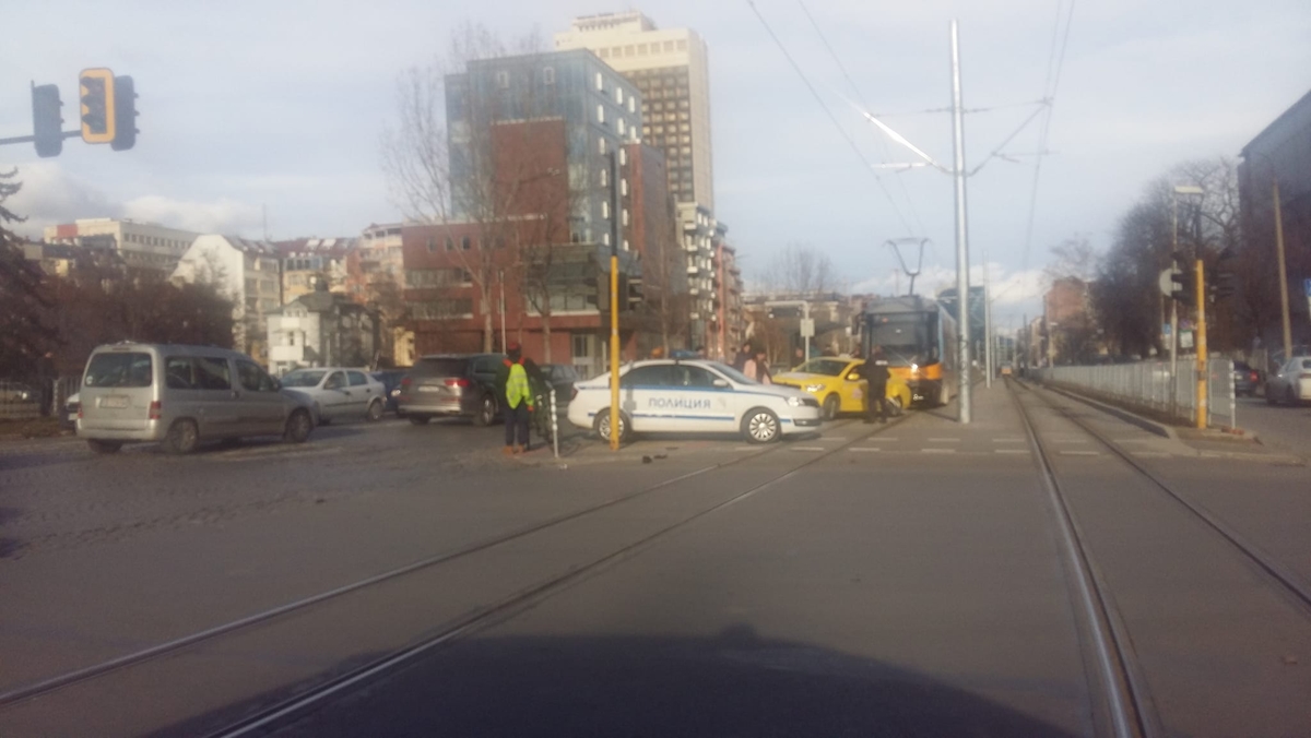 Жена пострада, след като такси се блъсна в трамвай пред болница "Пирогов" (Обновена)