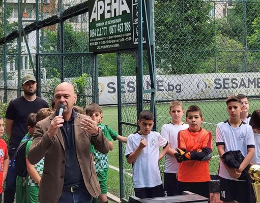 Костадин Димитров приветства младите участници в турнира.