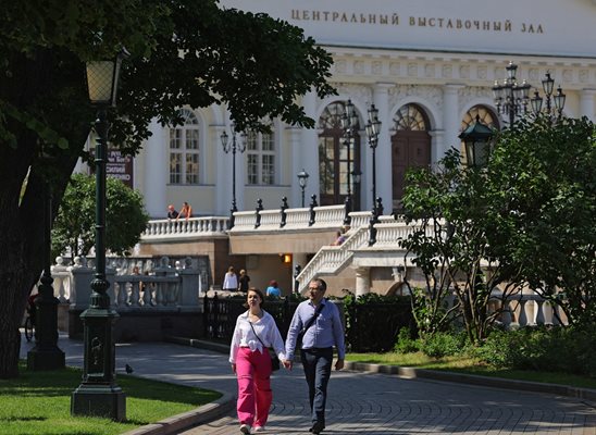 Московчани се разхождат, след като мерките за сигурност в столицата заради опита за пуч бяха отменени.
СНИМКА: РОЙТЕРС