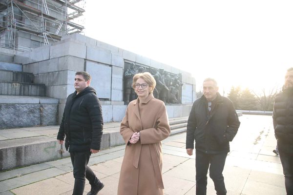 Областният управител на София Вяра Тодева провери как е обезопасен паметникът.