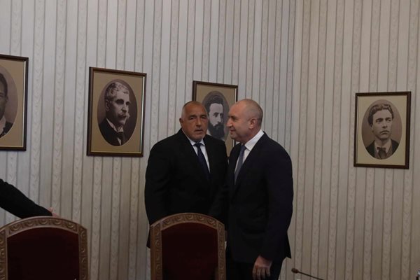 Борисов лично отиде на консултациите при президента.