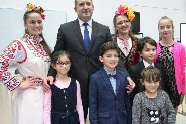 Президентът се снима с деца и млади изпълнители, които го поздравиха в аудиторията на УМБАЛ "Св. Георги"