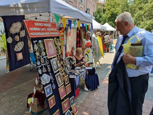 Кметът Здравко Димитров с интерес разгледа щандовете на Панаира на занаятите