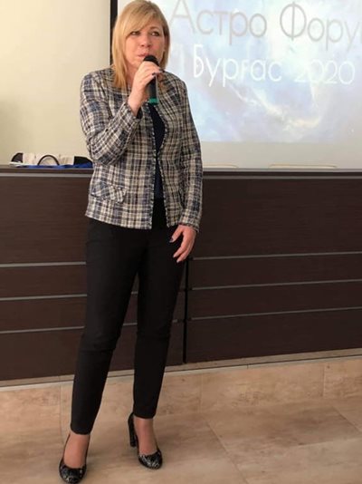 Заместник-кметът по "Култура, туризъм и спорт" Диана Саватева връчи една от наградите.