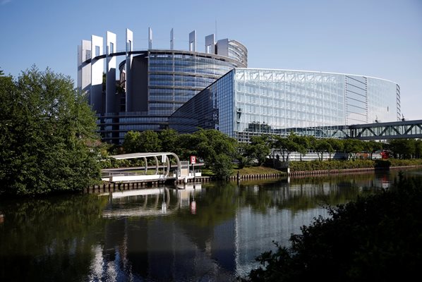 Европарламентът печели най-голямо доверие сред европейските институции, показа изследването.