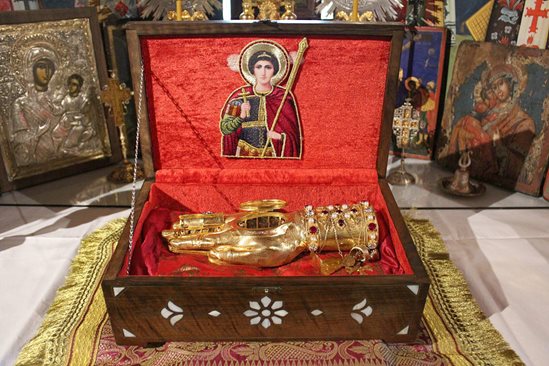 Мощи на Свети Георги, донесени от Гърция за празника на пловдивската митрополитска църква “Св. Марина” през 2016 г.

