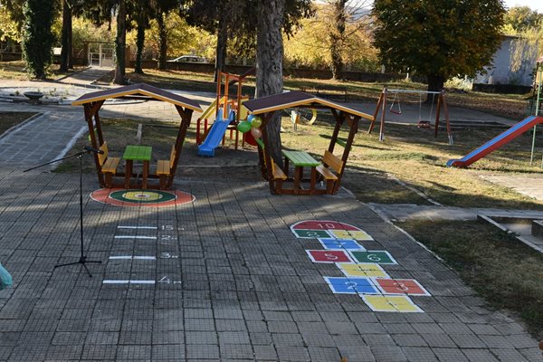 Беседки за занимания на открито има в детската градина

Снимка: Община Павликени