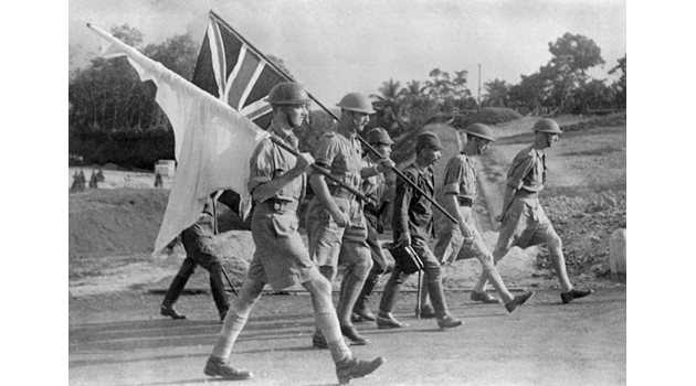 Британски офицери в Сингапур се предават на японската армия през февруари 1942 г.