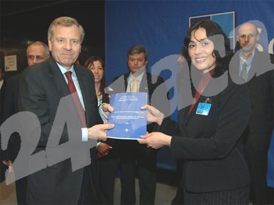 Шефката на института Таня Михайлова връчва сборника с 12-те студентски есета на тема: Какво бих направил, ако съм шеф на НАТО?