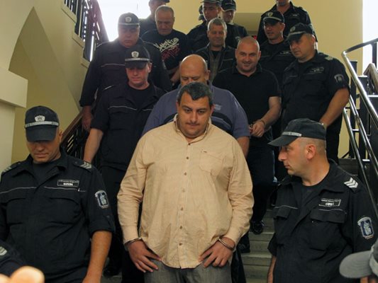 Петър Стоянов-Сумиста, Васил Костов (с черната тениска) и Георги Вълев (зад него) са на крачка от доживотния затвор.