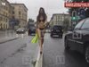 Красавица по бански зарадва шофьорите в задръстване в Русия (видео)