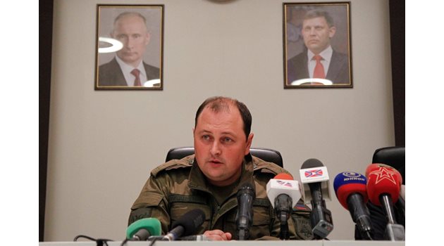 Избраният за временен ръководител на ДНР Дмитрий Трапезников говори на брифинг в Донецк пред портретите на Владимир Путин и убития Захарченко.