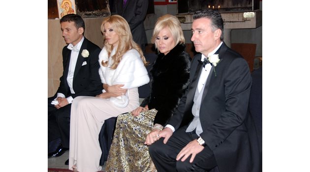 Миню Стайков, съпругата му Рени, Маринела и Ветко Арабаджиеви (от ляво на дясно) на сватбата на децата им Александра и Стайко през 2011 г. СНИМКА: ЕЛЕНА ФОТЕВА