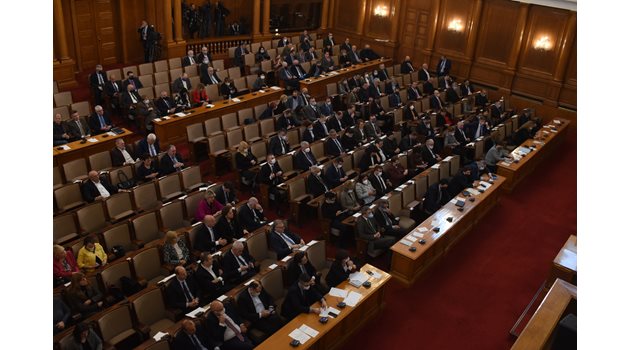 След 14-часово заседание депутатите приеха на второ четене промени в закона за извънредното положение.