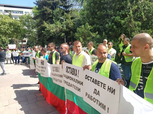 След думите на министър Караджов протестиращите си тръгнаха.