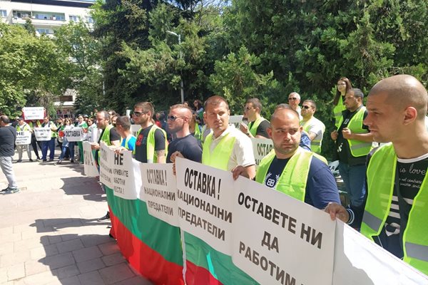 След думите на министър Караджов протестиращите си тръгнаха.